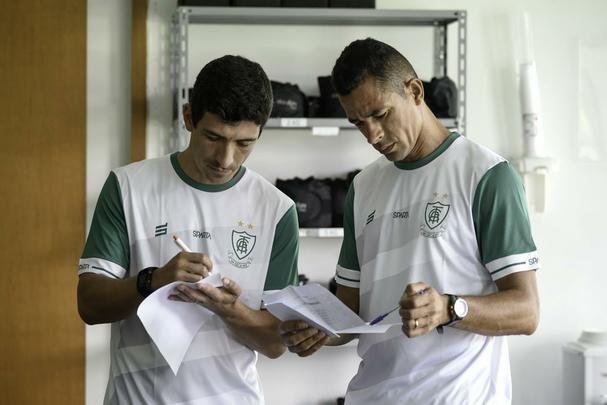 O América se reapresentou nesta quinta-feira para a próxima temporada. Além de já contar com os reforços, o Coelho mostrou o novo uniforme de treino, da Sparta, marca-própria do clube