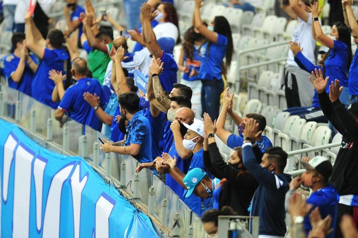 Fotos do jogo entre Cruzeiro e Confiana pela Srie B. Jogo  em Belo Horizonte marcou a volta da torcida cruzeirense ao Mineiro aps meses de ausncia devido  pandemia da COVID-19