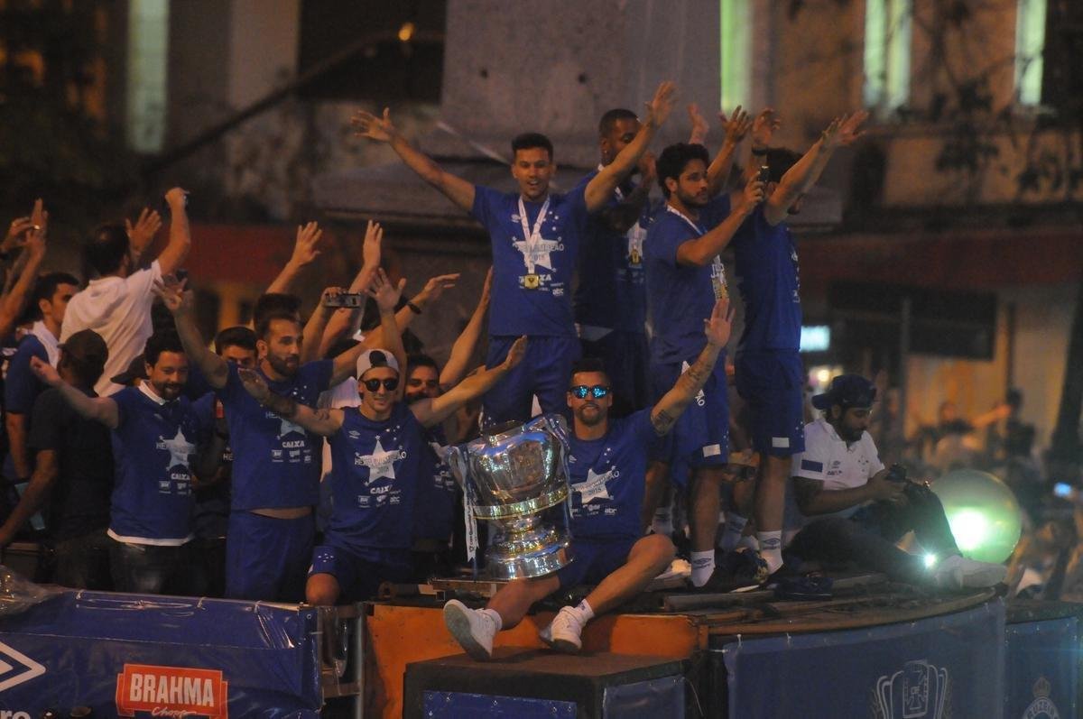 De Confins, jogadores do Cruzeiro hexacampees da Copa do Brasil saram em carro aberto pelas ruas de Belo Horizonte. No Centro da capital, milhares de pessoas aguardavam os jogadores para a festa.