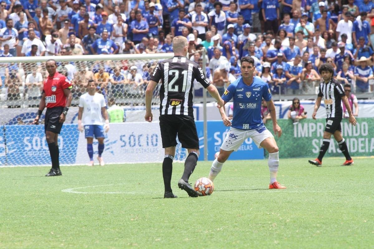 Fred abriu o placar para o Cruzeiro aos 15 minutos do segundo tempo em cobrana de pnalti