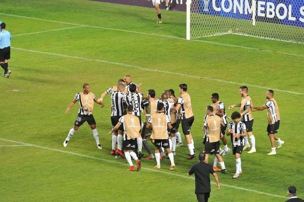Depois de vitria do Atltico por 1 a 0 no tempo normal, Victor pegou trs pnaltis do Unin La Calera e levou o time alvinegro s oitavas de final da Sul-Americana