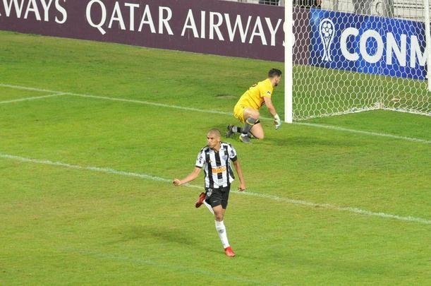 Depois de vitria do Atltico por 1 a 0 no tempo normal, Victor pegou trs pnaltis do Unin La Calera e levou o time alvinegro s oitavas de final da Sul-Americana