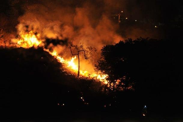 Chamas se alastraram pelo terreno onde ser erguido o estdio do Atltico 