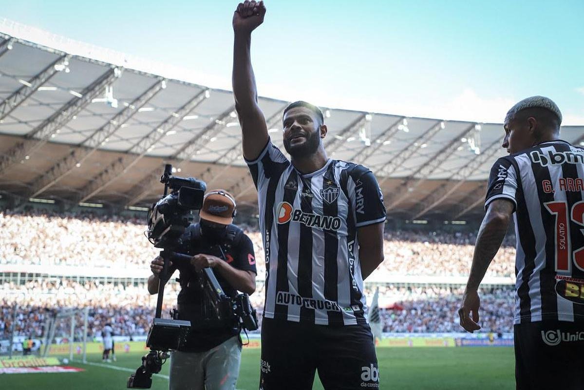 Reverncia ao Rei: no gol da virada diante do Fluminense, Hulk imitou o gesto de Reinaldo na comemorao