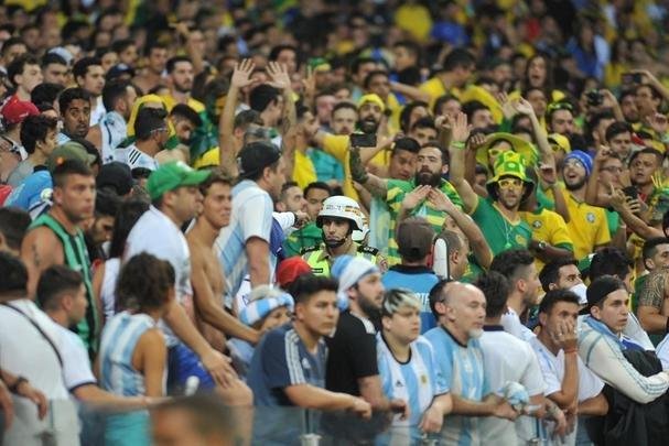 Fotos das torcidas de Brasil e Argentina, no Mineiro, no clssico vlido pela semifinal da Copa Amrica