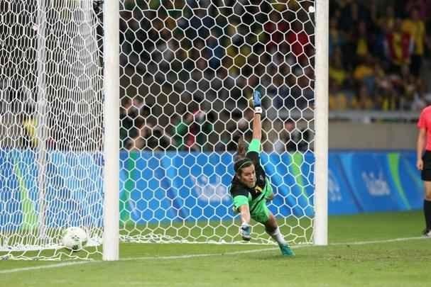 Imagens emocionantes das cobranas de pnaltis no Mineiro e da classificao do Brasil s semifinais do torneio feminino de futebol dos Jogos Olmpicos. Goleira Brbara pegou pnalti e deu vitria  Seleo por 7 a 6 sobre a Austrlia. Com 52 mil pagantes, estdio foi  loucura.