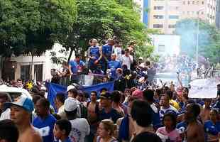 Passagem dos jogadores do Cruzeiro, tricampees brasileiros, pela regio da Savassi. Desfile no carro aberto do Corpo de Bombeiros atravessou toda a cidade rumo ao Barro Preto, onde est a sede do clube