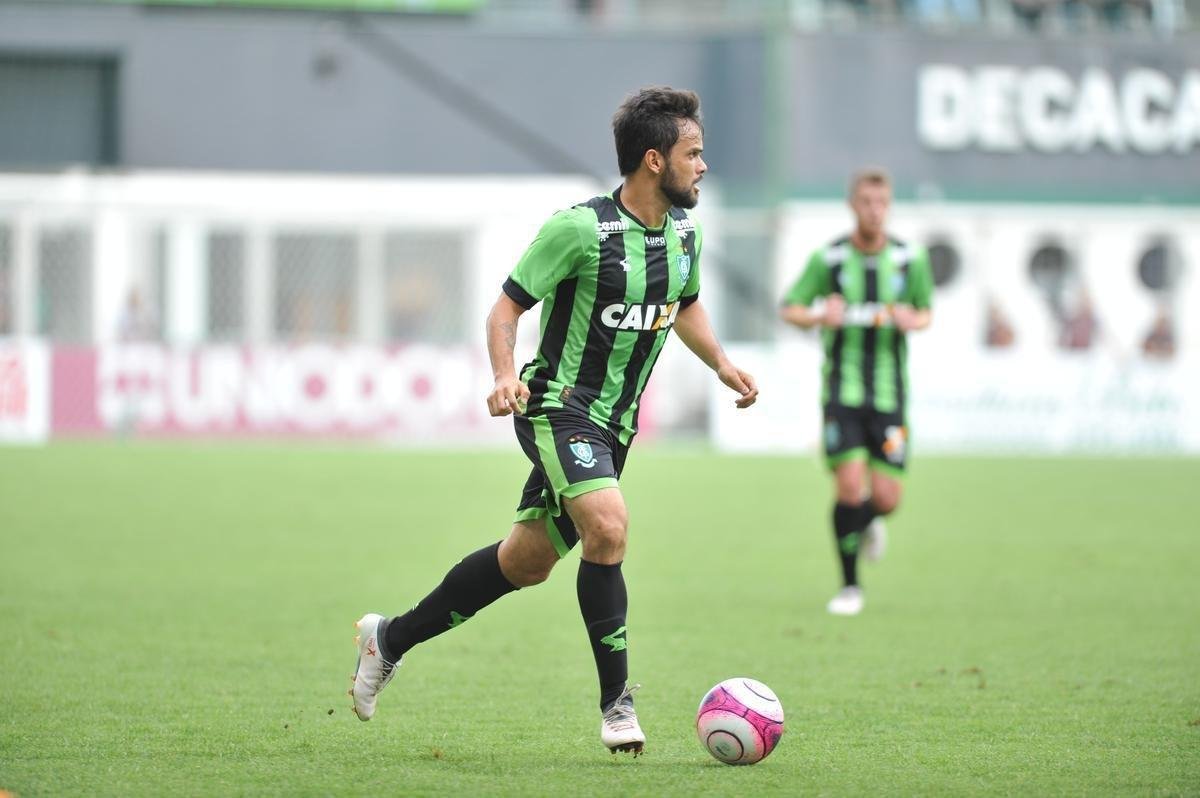 Imagens do primeiro tempo do clssico entre Amrica e Atltico, no Independncia