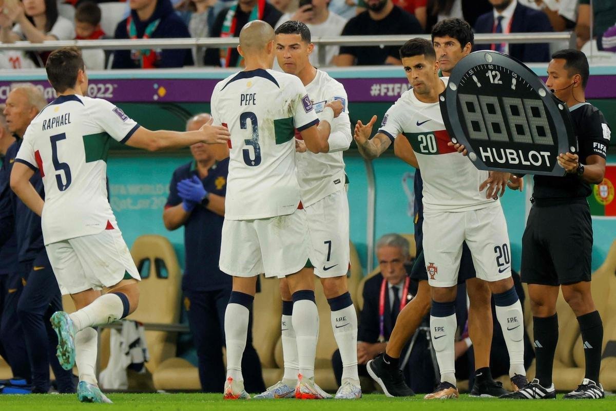 As reaes de Cristiano Ronaldo no banco e durante o jogo contra Marrocos pelas quartas de final da Copa do Mundo