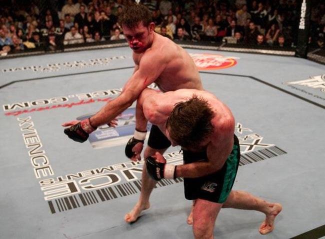 Imagens da final do The Ultimate Fighter 1, entre Forrest Griffin e Stephan Bonnar, vencida por Griffin