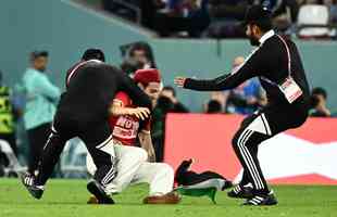 Homem invade campo do jogo Tunsia x Frana, no Estdio Cidade da Educao, em Doha, com a bandeira da Palestina