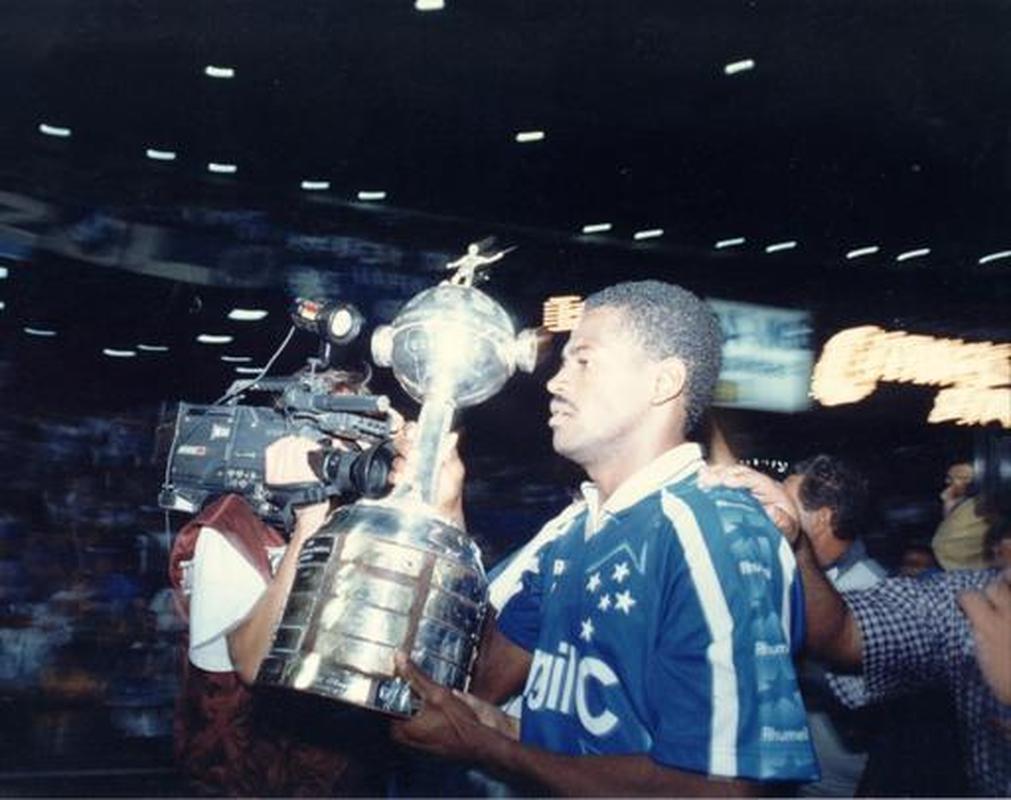Lateral Vitor carrega o cobiçado troféu