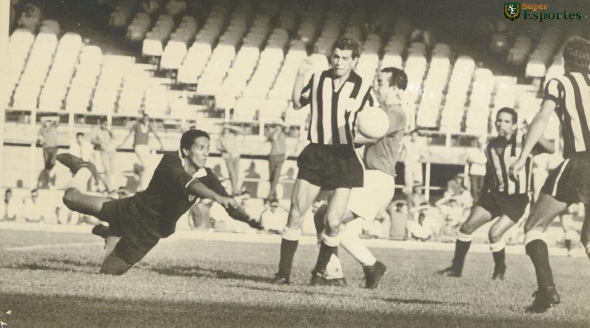 11/12/1966 - Lance do jogo entre Atlético e Cruzeiro, no Mineirão, em Belo Horizonte. A partida ficou empatada em 1 a 1.
