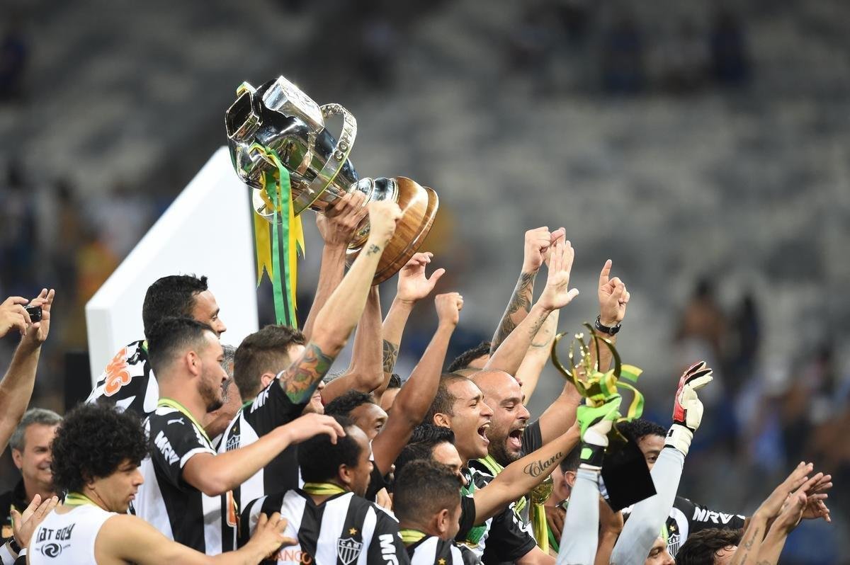 Capito Leonardo Silva ergue a taa e jogadores festejam o ttulo indito da Copa do Brasil