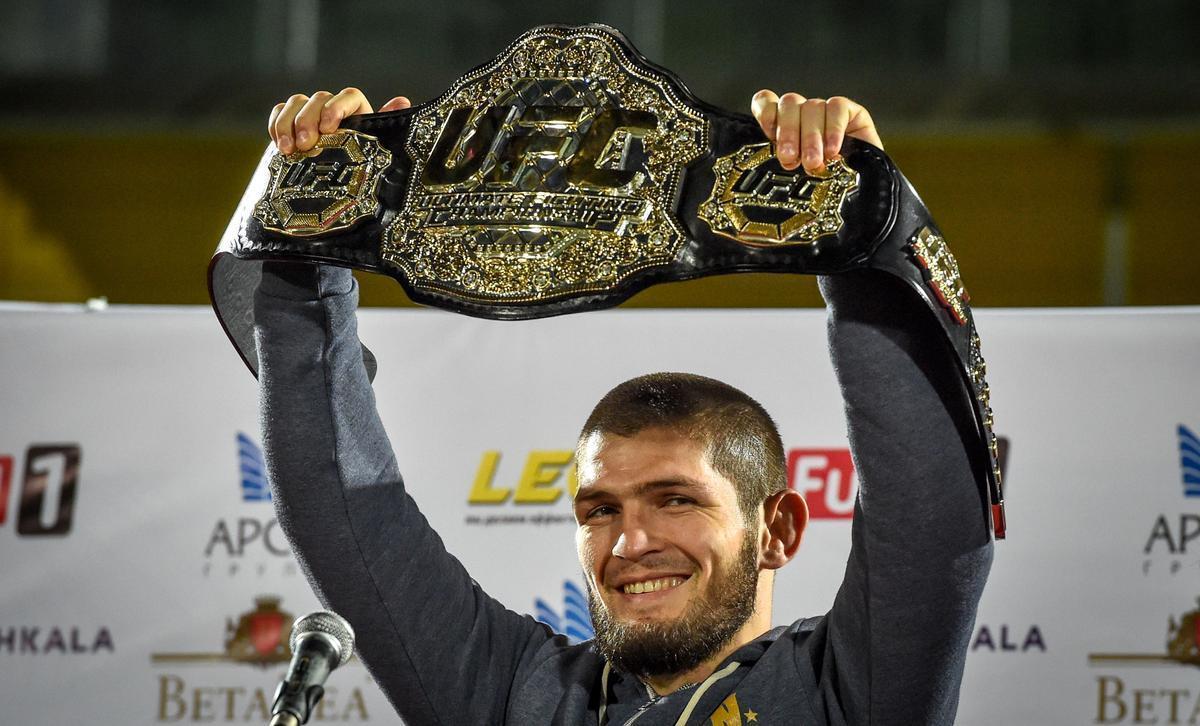 Khabib Nurmagomedov  festejado por multido de fs no estdio do Anzhi, no Daguesto 