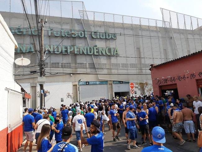 Torcida do Cruzeiro chega ao Independncia para o primeiro jogo com pblico no estdio durante a pandemia