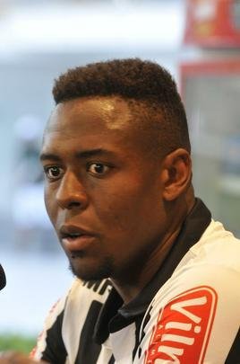 Volante/zagueiro Roger Bernardo participou de treino com bola e depois foi apresentado como novo reforo do Atltico