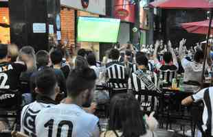 Nesta quinta-feira (2), torcedores do Atltico lotaram os bares de BH para acompanhar Bahia x Galo, jogo adiado da 32 rodada do Campeonato Brasileiro. Na imagem, bares na regio da Savassi.