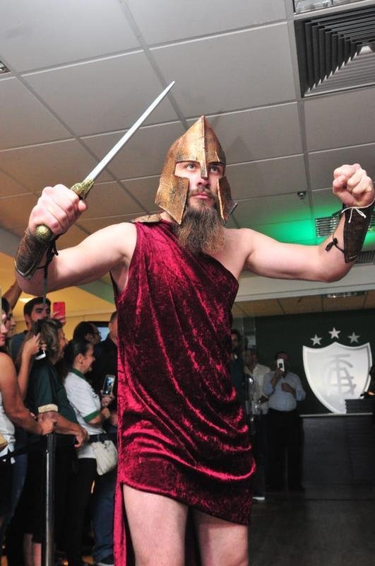 Coleção de uniformes do América da temporada 2019. Clube adotou marca própria, a Sparta. Por isso, desfile na loja do clube, no shopping Boulevard, em BH, foi ao estilo espartano