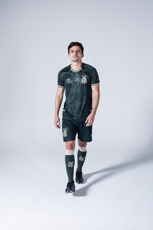 Fotos do modelo vencedor do Camisa Cento e Deca, concurso realizado em homenagem aos 110 anos de histria do Amrica