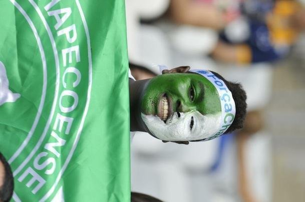 O Mineiro foi palco de homenagens s vtimas da tragdia com o avio da delegao da Chapecoense antes e durante Cruzeiro x Corinthians