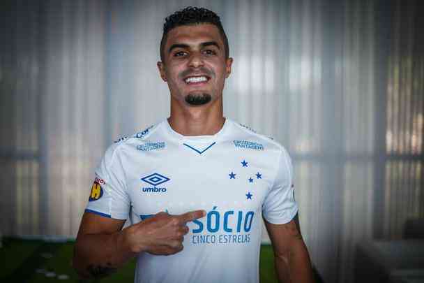 Aps postagens de Fred no Instagram, Cruzeiro divulgou fotos mais detalhadas da nova camisa branca