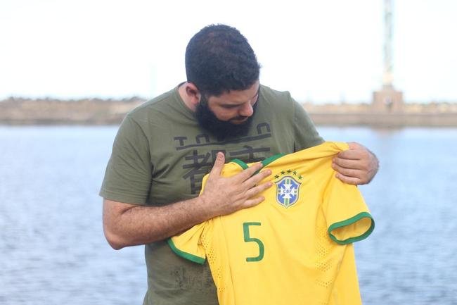 Os jogos da Copa do Mundo concentram em si os olhares de todos os pa�ses do mundo e criam um ambiente de di�logo entre as mais espa�adas gera��es. Dona Wanda, com 85 anos. Bruno Vin�cius, com 29 anos, e Arthur Mour�o, com sete anos.