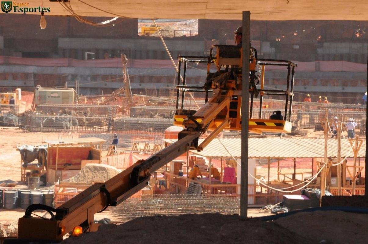26/08/2011 - No interior do estdio, movimento intenso de caminhes e mquinas pesadas. So construdas as estruturas dos assentos que ficaro mais prximos ao campo.
