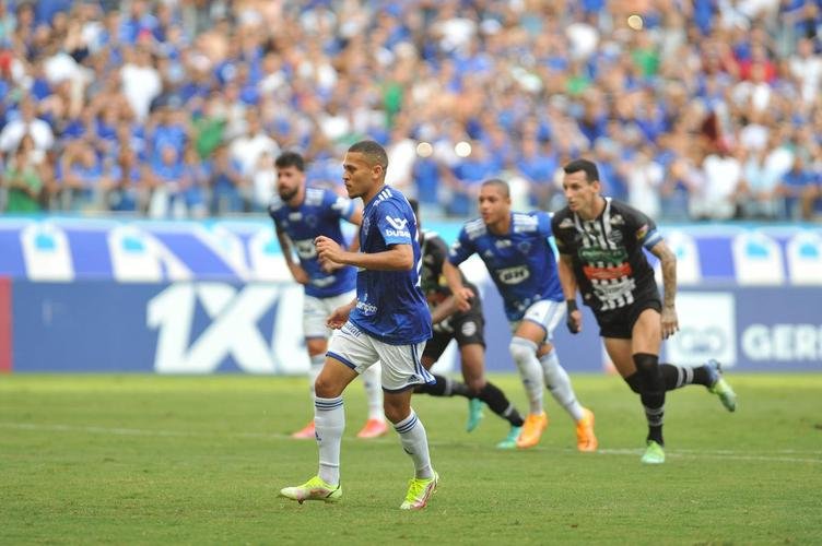 Joo Paulo marcou o primeiro gol do Cruzeiro, em cobrana de pnalti: 1 a 0