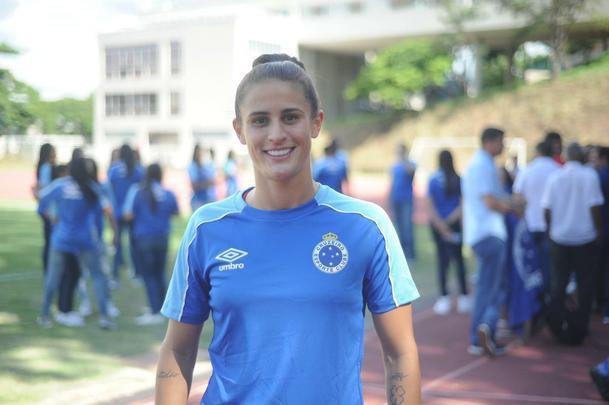 Cruzeiro apresentou jogadoras de seu time feminino na tarde desta quarta-feira (21/02). Na foto, a atacante Paula Naira Rubio Vincenzo (com passagens nas Selees Sub-17, Sub-20 e principal).
