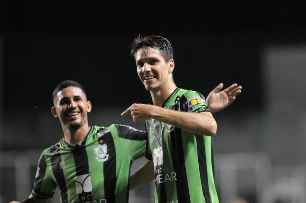 Com gols de Felipe Augusto e Al, Amrica venceu Coimbra por 2 a 0, nesta segunda-feira, no Independncia, pela sexta rodada do Campeonato Mineiro