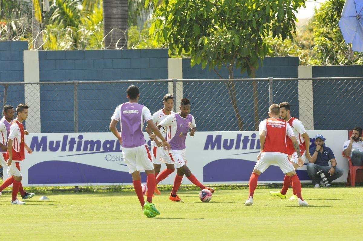 Com gols de Rafinha, David, Renato Kayzer e Murilo, Cruzeiro venceu Democrata-SL por 4 a 1 em jogo-treino nesta tera-feira, na Toca da Raposa 2 (fotos: Juarez Rodrigues/EM D.A Press)