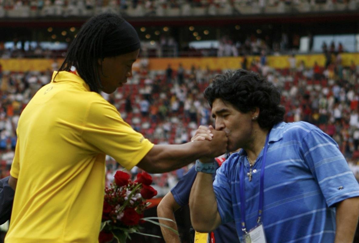 Grandes encontros de Maradona: astro argentino ao lado do brasileiro Ronaldinho Gacho, em 2008, durante os Jogos Olmpicos de Pequim