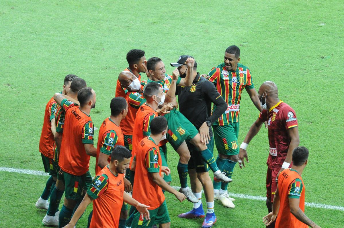 Fotos do duelo entre Cruzeiro e Sampaio Corra, no Mineiro, pela 14 rodada da Srie B do Campeonato Brasileiro