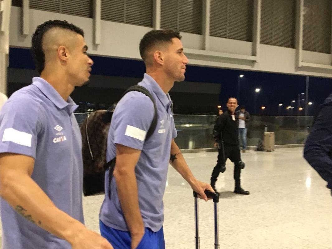 Delegao do Cruzeiro foi composta por 23 jogadores em viagem para Buenos Aires, na Argentina, local da partida de quarta, s 21h45, contra o Boca Juniors, pela Copa Libertadores. Meia uruguaio De Arrascaeta foi vetado e permaneceu em Belo Horizonte.
