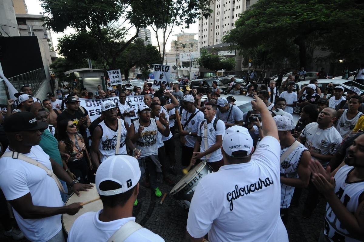 Depois de protesto na madrugada, torcedores do Atltico voltaram  sede de Lourdes, em BH, no final da tarde desta sexta-feira para atacar a diretoria do clube e os jogadores. Time foi goleado por 4 a 1 pelo Cerro Porteo na quarta-feira, em Assuno, e passou a ter chances remotas de se classificar s oitavas de final da Copa Libertadores. No domingo, Galo abre final do Mineiro contra o Cruzeiro, no Mineiro. Presso tenta mexer com brios do elenco s vsperas da deciso.