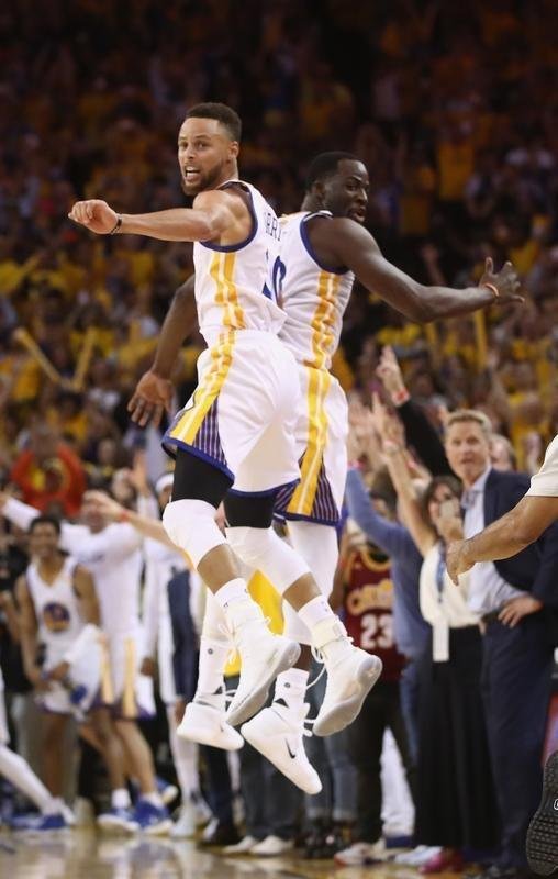 Golden State Warriors derrotaram Cleveland Cavaliers para voltar a levantar o trofu Larry O'Brien