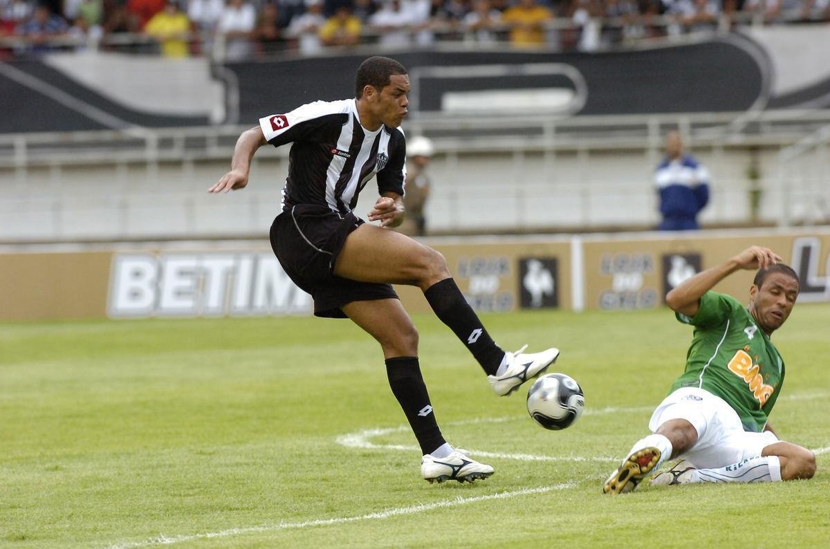 25/01/2009 - Assim como em 2010, o clssico entre Atltico e Amrica abriu o Campeonato Mineiro para as duas equipes em 2009. O jogo no Mineiro terminou no empate sem gols. O Galo, comandado por Emerson Leo, jogou com: Juninho, Sheslon, Welton Felipe, Leandro Almeida e Thiago Feltri; Carlos Alberto, Junior Carioca (Tch), Mrcio Arajo e Lopes (Raphael Aguiar); der Lus e Diego Tardelli.