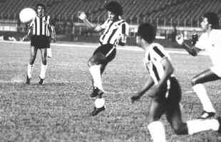 1974 - Em Berlim, a Alemanha Ocidental vencia o Chile por 1 a 0. Em Hamburgo, a Oriental derrotava a Austrlia por 2 a 0. No mesmo dia 13 de junho, o Atltico goleava por 5 a 0 o Campinaverdense, em Campina Verde, no interior de Minas Gerais. Antes do Mundial, o ltimo jogo oficial do time alvinegro foi em 9 de junho: vitria por 2 a 1 sobre o Santos, no Mineiro, pelo Campeonato Brasileiro. A Srie A prosseguiu durante a disputa da Copa. O primeiro compromisso atleticano depois do ttulo da Alemanha Ocidental foi em 10 de julho, na derrota por 2 a 0 para o Vasco, pelo Brasileiro, no Mineiro.