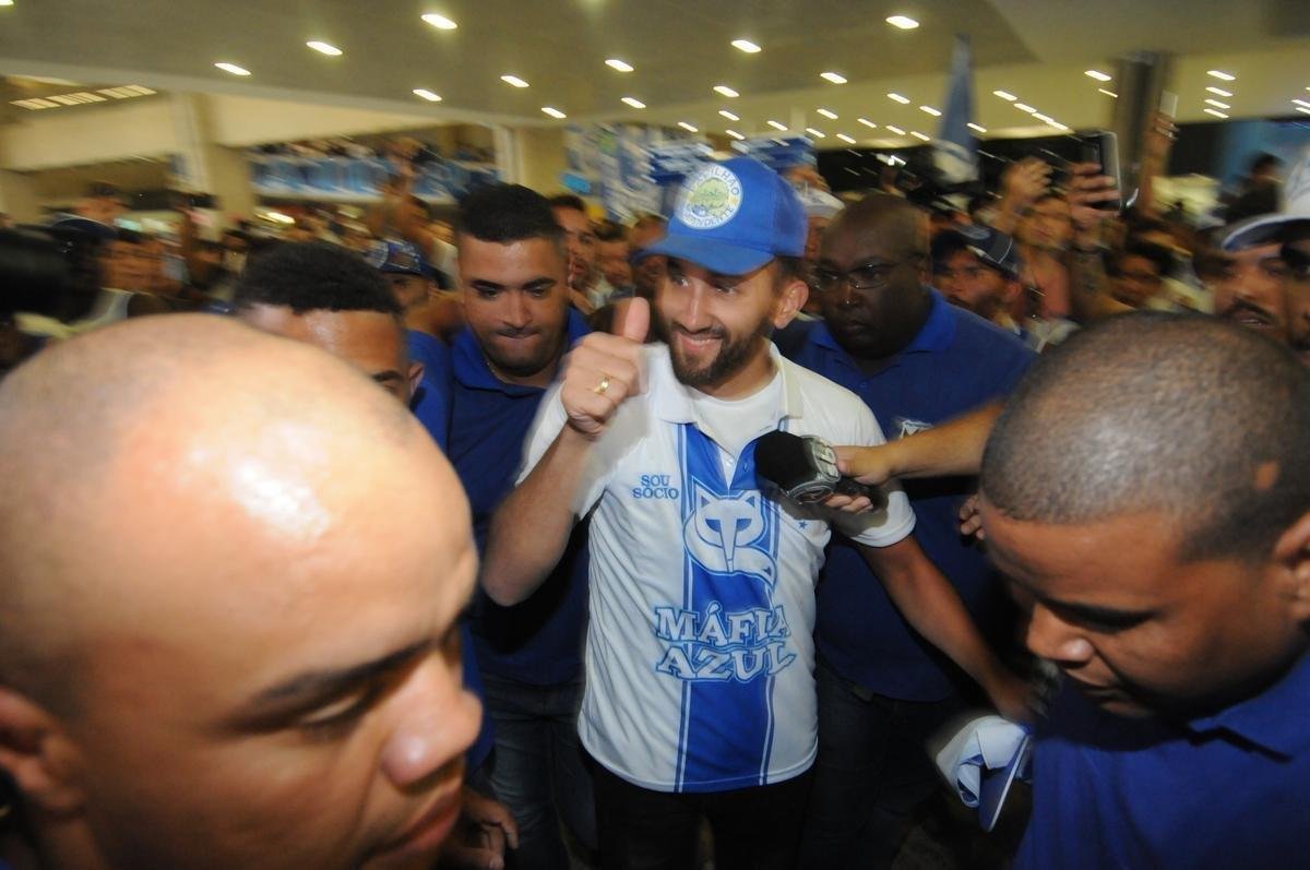 Atacante argentino Barcos foi recebido por dezenas de torcedores do Cruzeiro no aeroporto de Confins, na Grande Belo Horizonte. Jogador de 34 anos assinou vnculo com o clube mineiro por uma temporada