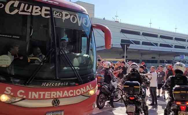 Jogadores do Internacional foi alvo de protesto da torcida no desembarque, em Porto Alegre