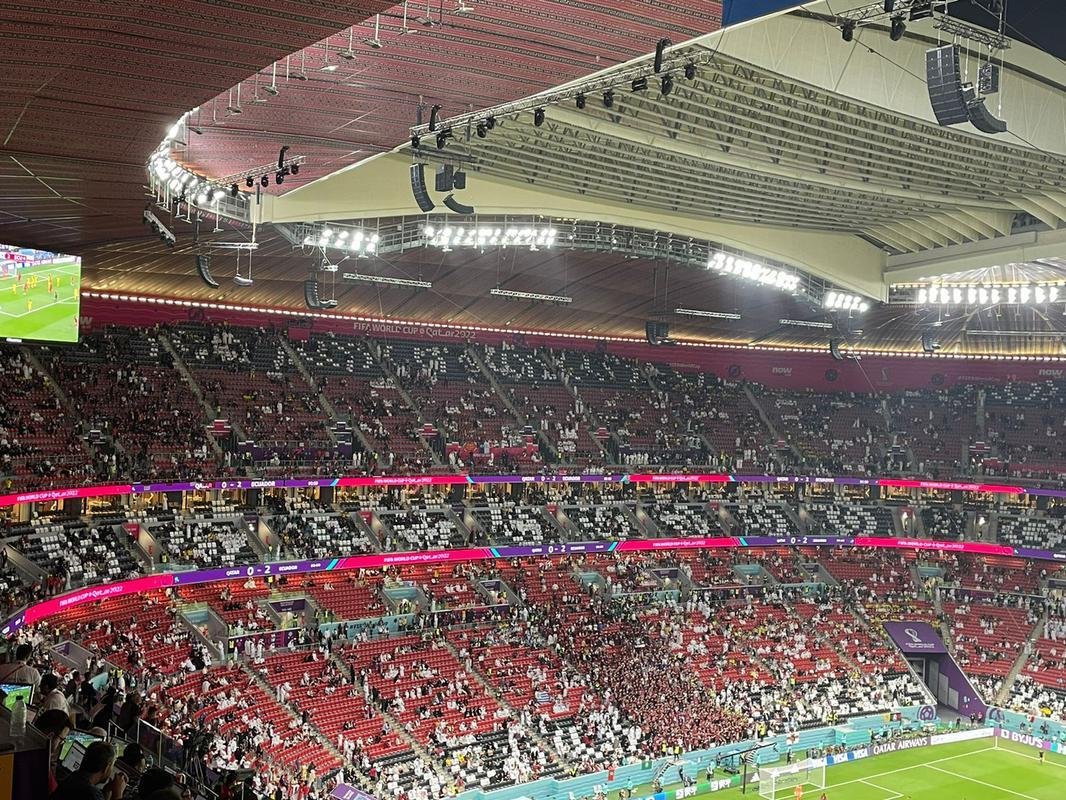 Pblico esvazia Estdio Al Bayt antes mesmo do fim do jogo de abertura da Copa, entre Catar e Equador. Sul-americanos venceram por 2 a 0 com gols de Enner Valencia