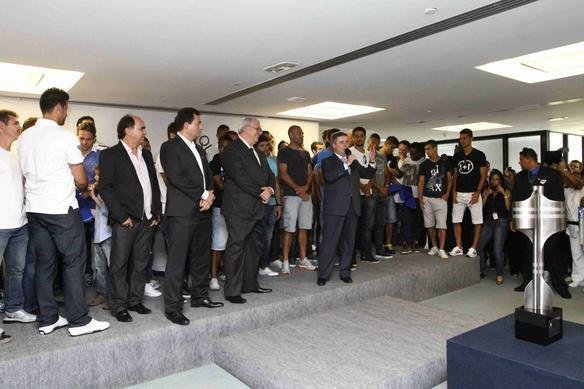 Governador Anastasia entregou uma placa aos campees brasileiros e recebeu uma camisa do Cruzeiro de presente, na Cidade Administrativa