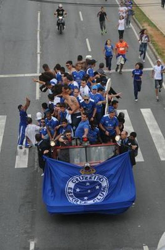 Campe�es brasileiros desfilaram em carro do Corpo de Bombeiros