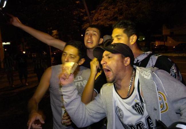 Torcedores protestam na porta da sede do Atlético depois do clássico