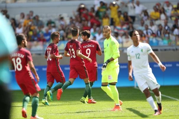 Portugal e Arglia empataram por 1 a 1 no Mineiro. Resultado fez os lusitanos avanarem s quartas de final em primeiro. Honduras passou em segundo. Surpreendentemente, Argentina est eliminada dos Jogos do Rio j na primeira fase do futebol masculino 