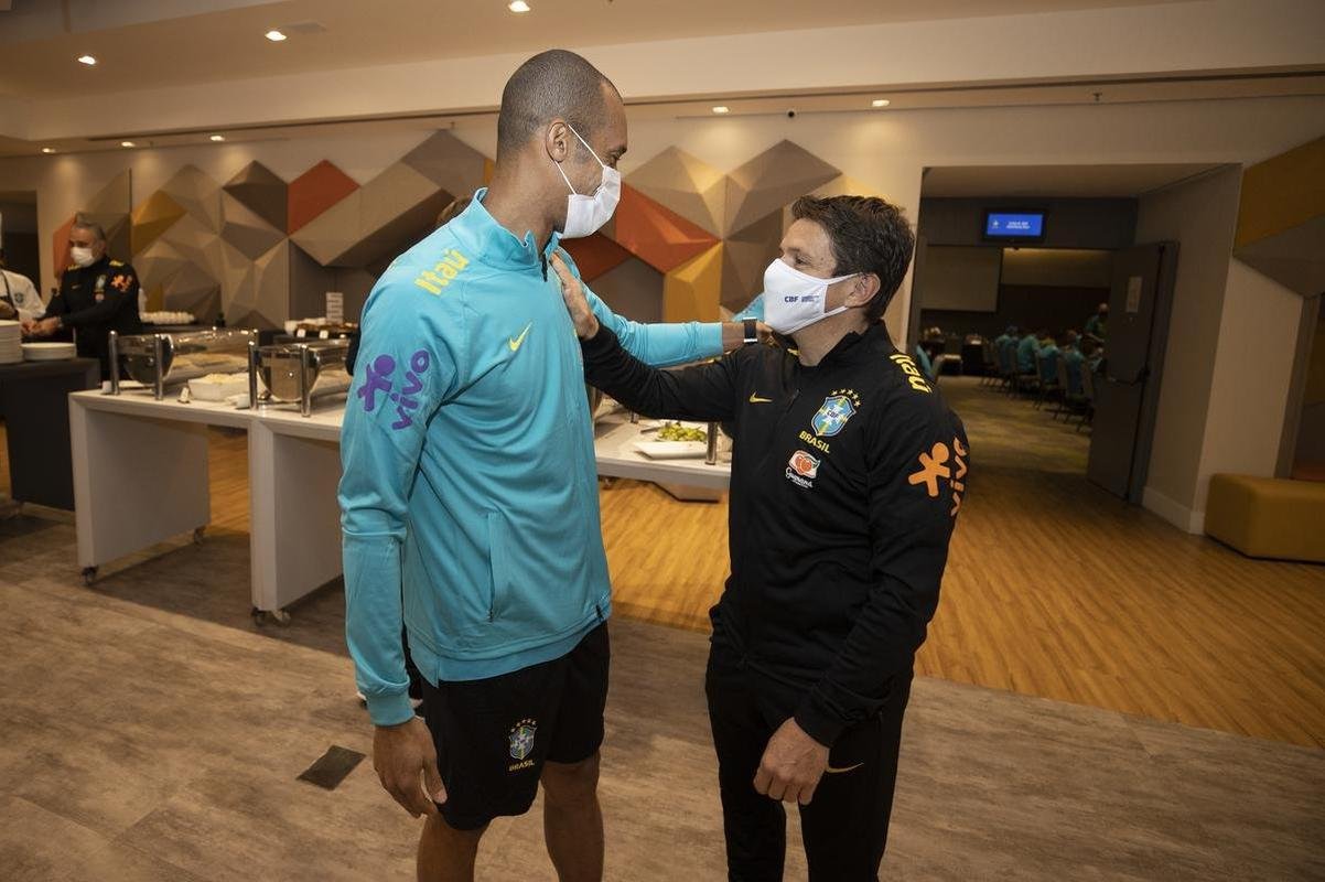 Jogadores se apresentam  Seleo Brasileira