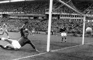 Lance do gol de Pel contra o Pas de Gales, pelas quartas de ifnal. O goleiro adversrio v a bola no fundo das redes aps chute de Pel da entrada da rea.