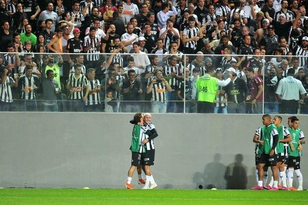 Galo deslanchou no segundo tempo com gols de Fbio Santos, de pnalti, e Vinicius