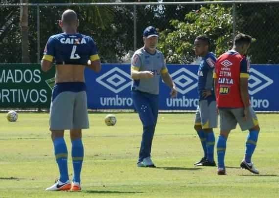 Mano Menezes comandou treino tático em seu segundo dia no retorno ao Cruzeiro
